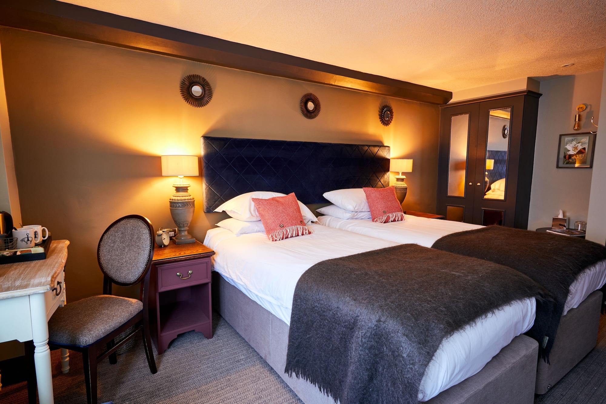 The Fleece At Cirencester Ngoại thất bức ảnh A bedroom at The Swan Hotel