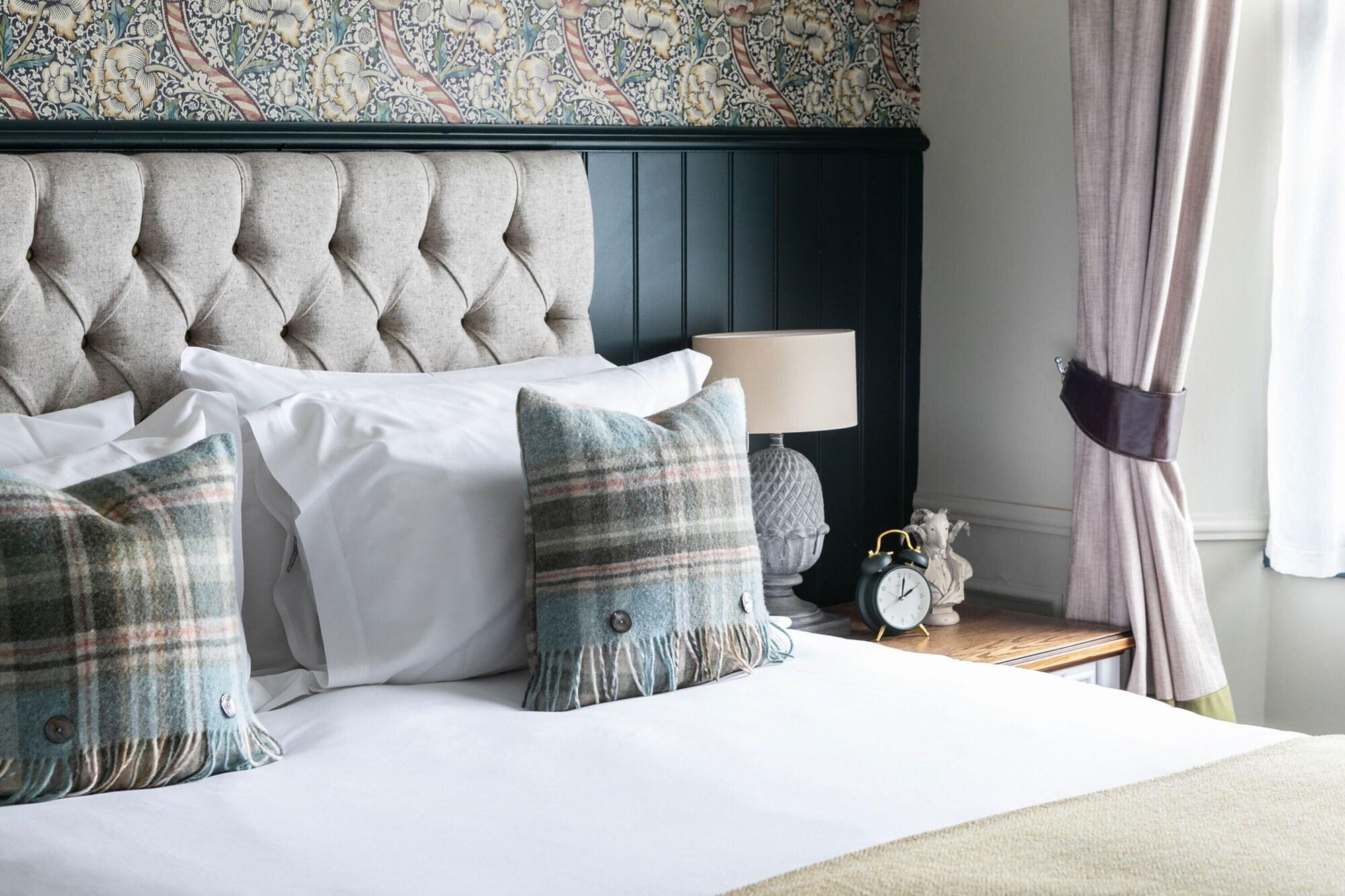 The Fleece At Cirencester Ngoại thất bức ảnh A bedroom at The Old Bank Hotel