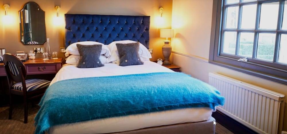 The Fleece At Cirencester Ngoại thất bức ảnh A bed with a blue throw