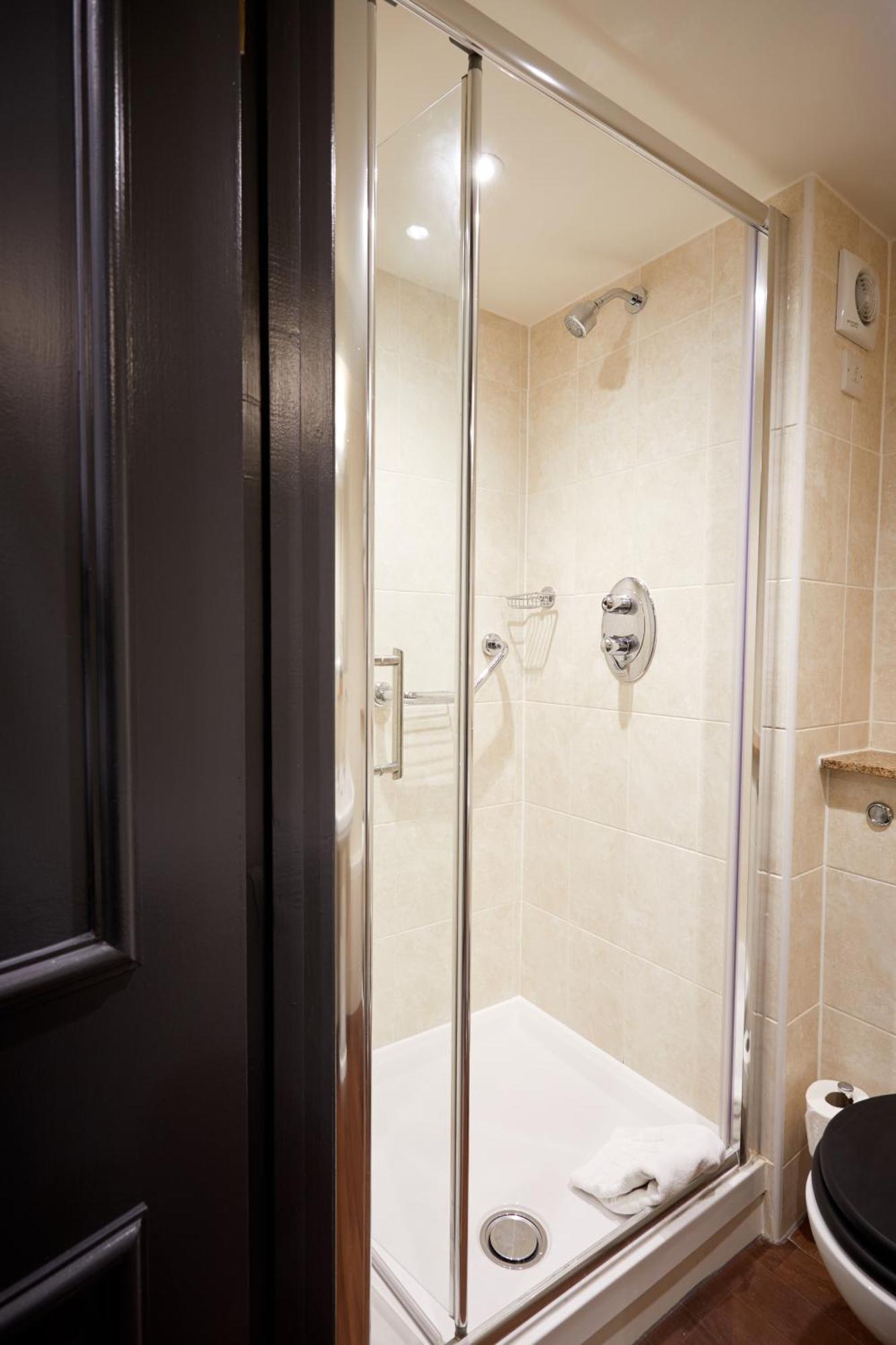 The Fleece At Cirencester Ngoại thất bức ảnh A shower enclosure