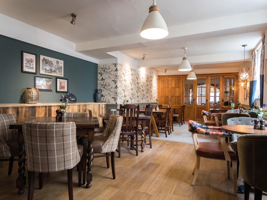 The Fleece At Cirencester Ngoại thất bức ảnh The interior of the pub
