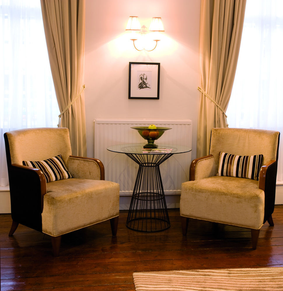 The Fleece At Cirencester Ngoại thất bức ảnh A pair of club chairs