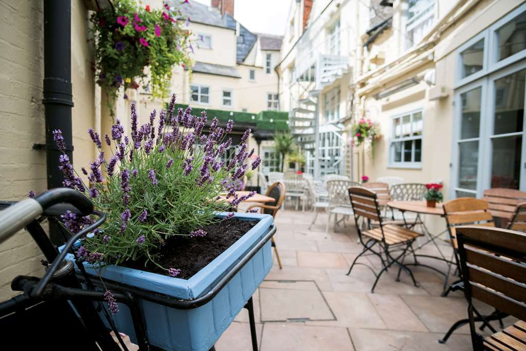 The Fleece At Cirencester Ngoại thất bức ảnh The courtyard at The Old Parsonage Hotel