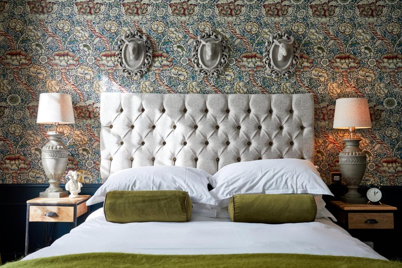 The Fleece At Cirencester Ngoại thất bức ảnh A bedroom at The Ivy Hotel